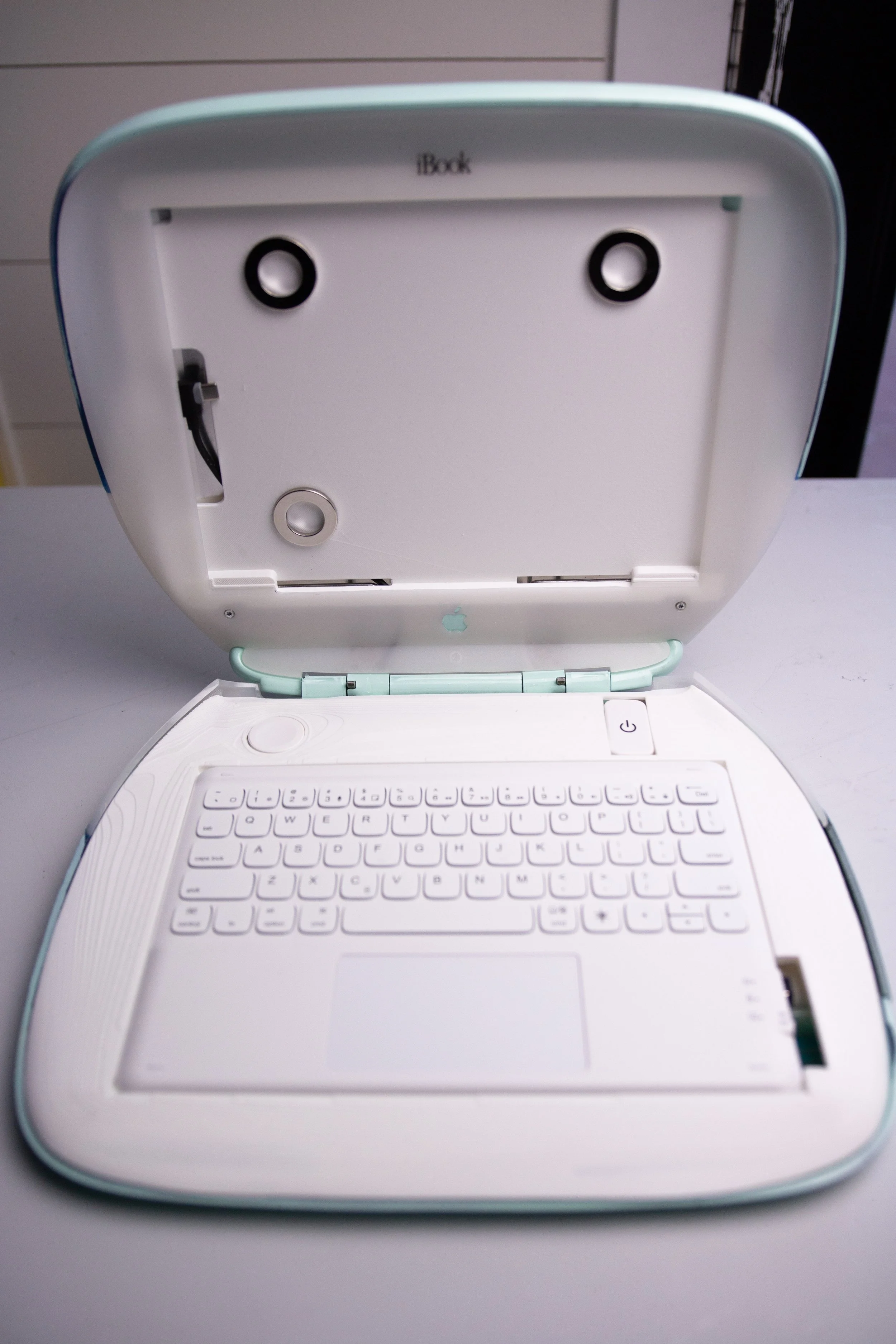 【iPadスタンドにもなります】iBook G3 クラムシェル　ジャンク iPad in iBookを作ってみました。 [ Apple ] - miagolare